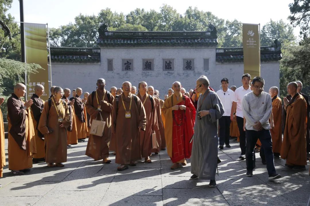 第六届世界佛教论坛部分嘉宾莅临宁波天童禅寺参访交流